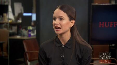 Katherine Waterston racconta la sua divertente scena di nudo in "Vizio di forma" - WOW.com