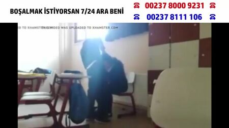 Una ragazza turca delle superiori si sta dando da fare a fare un pompino in classe