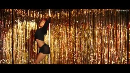 Salma Hayek nuda in uno striptease nel film "L'americano"
