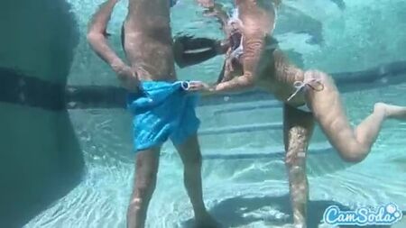 sesso sott'acqua in piscina