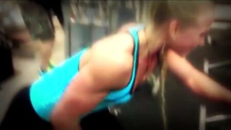 SARAH BACKMAN: VIDEO IN ALTA DEFINIZIONE PER TROVARE MOTIVAZIONE NEL BRACCIO DI FERRO FEMMINILE