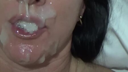 Raccolta di sborrate in bocca con MILF