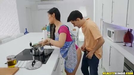 Cucinare con Katana - XFantazy.com.mp4