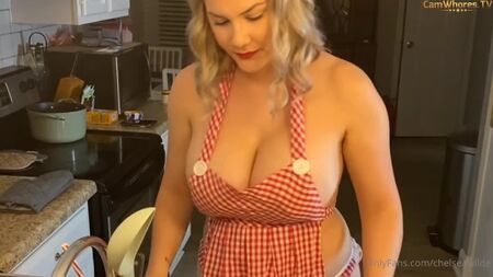 Chelsea Wilde, casalinga che prepara la cena: tette grandi in cucina, cameriera