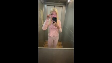 Yulia Finess con un coltello