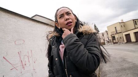 PublicAgent - Killa Raketa - Una ragazza indonesiana vuole i soldi [Per soldi, Sesso in webcam, Sesso in pubblico, Novità, 2022, Beccati in flagrante]