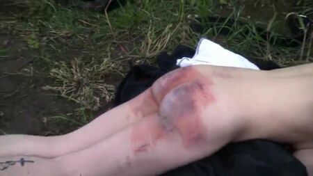 Una severissima punizione corporale inflitta a una schiava svedese nel bosco