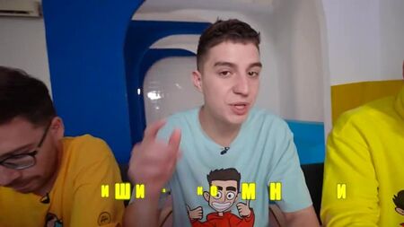 VLAD A4 CARTA GLENT KOBYAKOV: SFIDA CIBO GRANDE, MEDIA O PICCOLA!