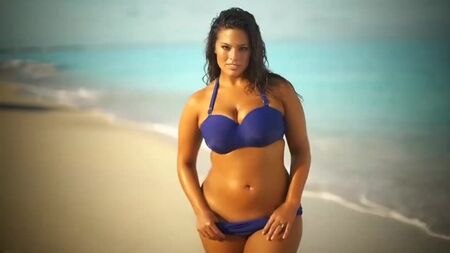 Ashley Graham — modella taglie forti — donne formose — servizio fotografico di nudo