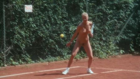 Tatjana Simic, Natascia Paolucci, Tatjana van Zanten, Apollonia van Ravenstein, Tina Shaw Nude - Flodder (1986) HD 1080p Guarda