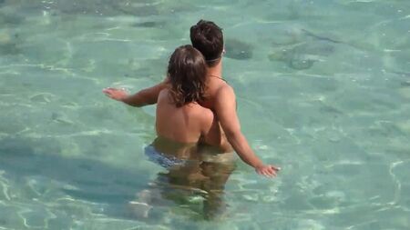 Ragazza diteggiata un ragazzo in mare sott'acqua
