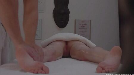 La telecamera nascosta ha fatto un sesso di massaggiatore con un cliente