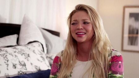 Le belle lesbiche sono bloccate a letto