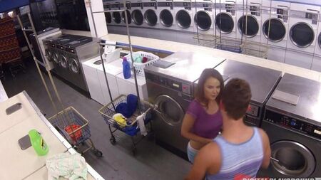 Un uomo ha scopato Dillion Harper nella lavanderia