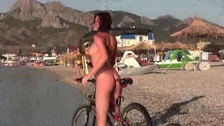 Nudo sulla bici