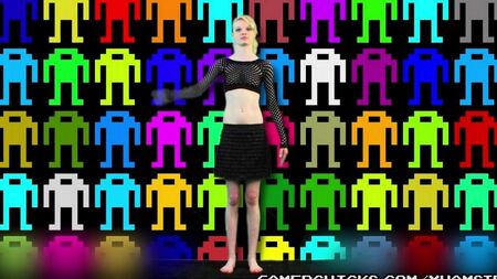 Dancing Striptease davanti a una folla di uomini che espongono tette