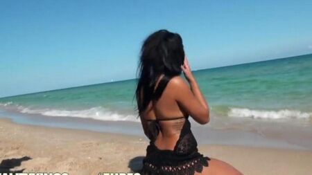 Ha tolto la ragazza sulla spiaggia e ha scopato duro