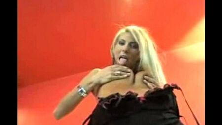Striptease bionde calda bionda