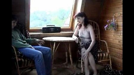 Il figlio ha scopato sua madre nel paese