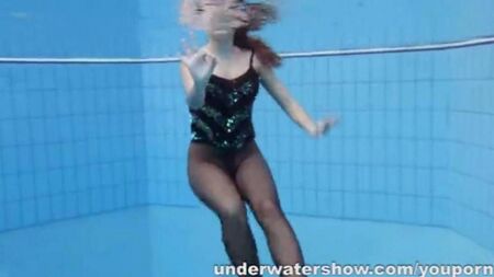 Donna nuda in piscina