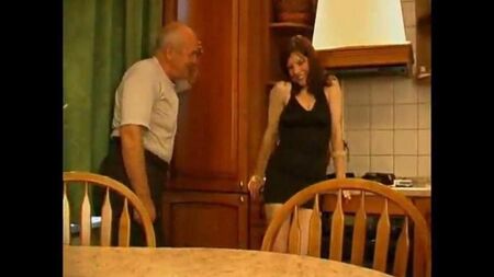 Il nonno ha sedotto sua nipote