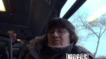 Sesso pubblico su un autobus con uno sconosciuto