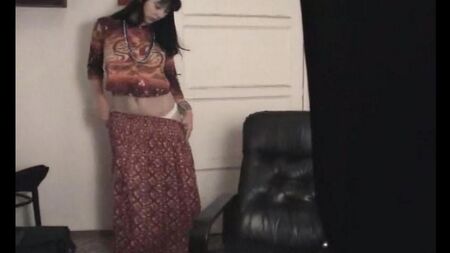La ragazza russa ha dimenticato di scuotere la figa prima della masturbazione