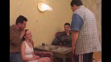 Uno zio ubriaco con gli amici fa un incesto con una nipote