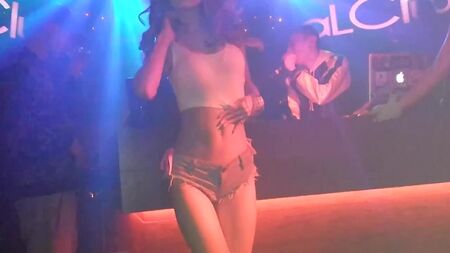 Twerk asiatico di una ragazza giapponese sexy in jeans