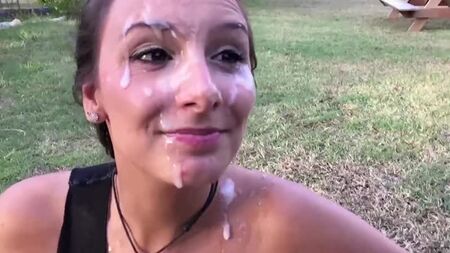 Ecco una raccolta di sborrate in faccia a Mariah Leonne: questa troia adora farsi riempire la faccia di sborra