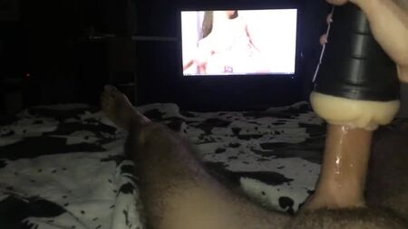 Si masturba guardando un porno con un masturbatore