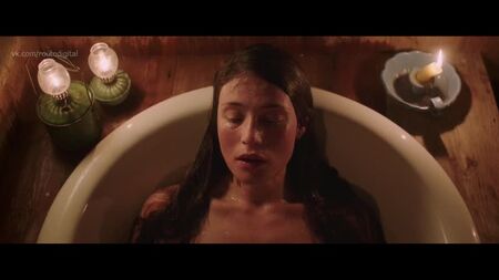Gemma Arterton, Gugu Mbatha-Raw nude - Summerland (2020) HD 1080p Guarda online / Gemma Arterton, Gugu Mbatha-Raw - Estate eterna