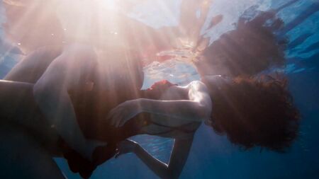 Mumbi Maina, Tina Desai, Jamie Clayton nude - Sense8 (2017) stagione 2, episodio 5 in HD 1080p sul web