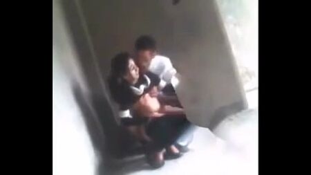 La prima esperienza selvaggia di una sexy studentessa indiana