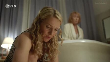 Tanja Wedhorn, Gaby Dohm - Marie fa le pulizie (2016) 001 Nuda? Sexy! Guarda online / Tanja Wedhorn, Gaby Dohm - La cameriera Marie