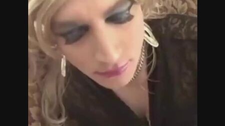 Una sexy travestita se la prende in bocca - Shemalez - Sito porno con transessuali e trans shemalez.com (65850101) (tramite Skyload)