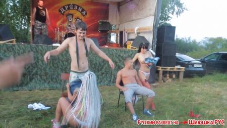 Le ragazze russe si sono date da fare con i ragazzi proprio vicino al palco rock! (porno da urlo, video porno disgustosi, video porno con le star, sotto la gonna)