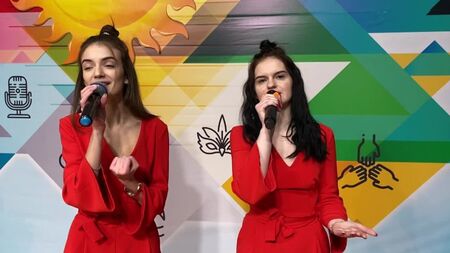Il duetto di Polina Shaimova e Anastasia Vasyukova "È solo una guerra" presso l'Istituto professionale statale "TSEK"