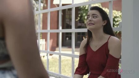 Kylie Quinn e Sara Luvv - Un incontro casuale che si conclude con un orgasmo