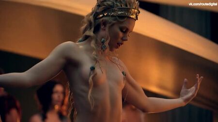 Viva Bianca, Lucy Lawless e altre attrici nude - Spartacus - Vengeance (2012) e4 1080p Blu-ray - Guarda online