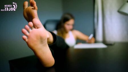 feticismo dei piedi sul posto di lavoro, piedi maleodoranti, dita dei piedi lunghe, adorazione di piedi sexy, porno HD con piante dei piedi ceche ноги фетиш футфетиш порно чешское