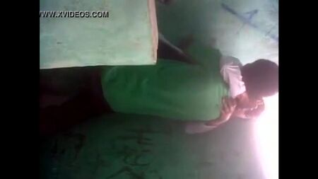 Filmare di nascosto gli amici mentre fanno sesso nel ripostiglio della scuola, fare un pompino da vera professionista