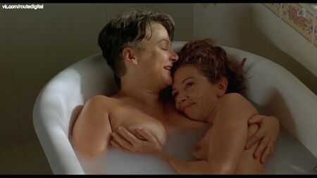 Victoria Abril, Josiane Balasko nude - Gazon Maudit (French Twist, Francia 1995) 1080p Guarda online