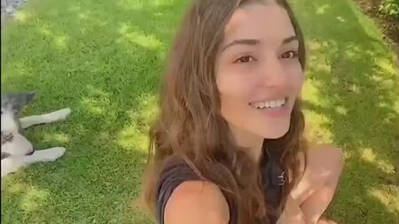 Gli attori della serie "Bussa alla mia porta" ringraziano in diverse lingue gli spettatori per aver seguito la serie