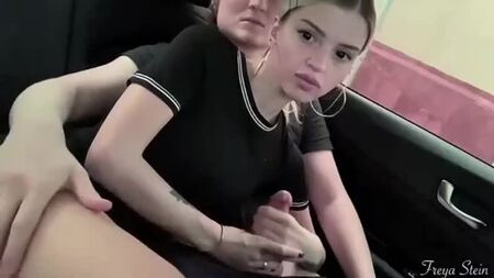 Me l'ha succhiato in macchina e l'ha ingoiato