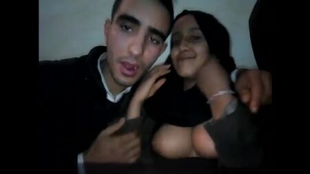 Musulmana con il burqa, puttana con l'hijab, succhia tette, stringe capezzoli, musulmana eccitata con il niqab, sharmota egiziana, troia professionista araba