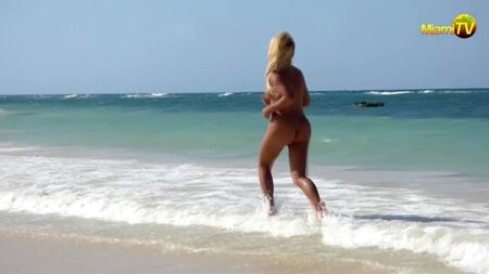 Jenny Scordamaglia: Corsa sulla spiaggia per nudisti in Giamaica (HD)