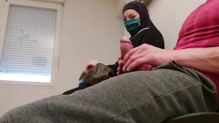 Si masturba in fila per il vaccino contro il coronavirus
