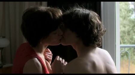 Scena di sesso in un film con una vera madre e suo figlio [cinema d'altri tempi, celebrità, puttana, troia, porno, tette, latte, mamma, milf, matura, stupro, bollente]