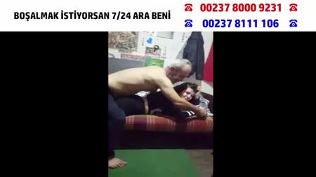 Due uomini si accoppiano con una studentessa universitaria turca in diretta, con audio completo (video turco)
